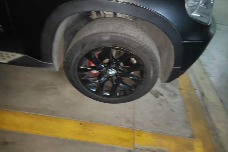 Used BMW X5 2011 xDrive35i Luxury Model Right Front Wheel Hub