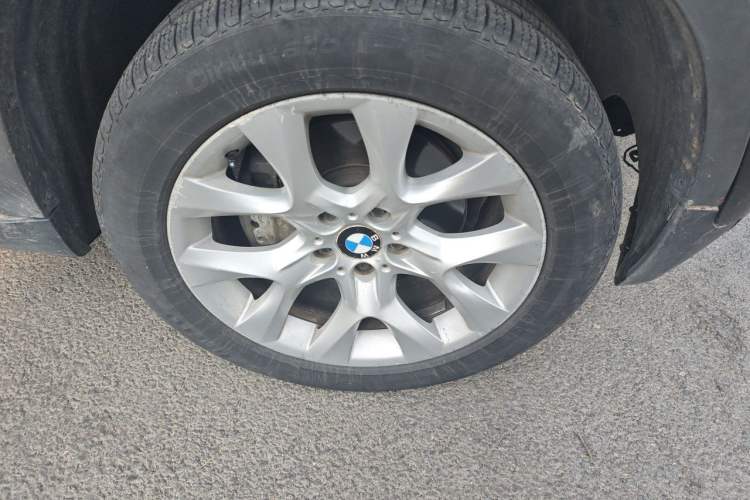 Used BMW X5 2011 xDrive35i Luxury Model Right Front Wheel Hub