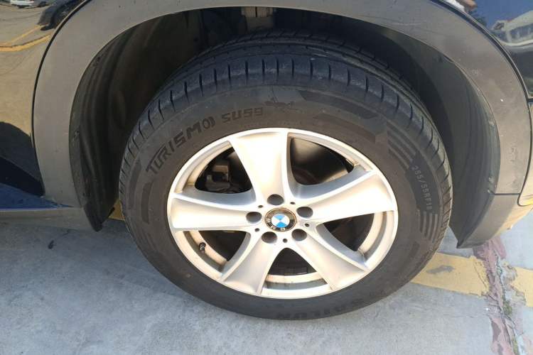 Used BMW X5 2011 xDrive35i Middle East version 5-seater Right Front Wheel Hub