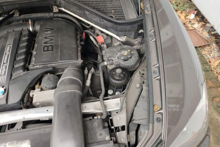 Used BMW X5 2011 xDrive35i U.S. specification Engine Bay Left