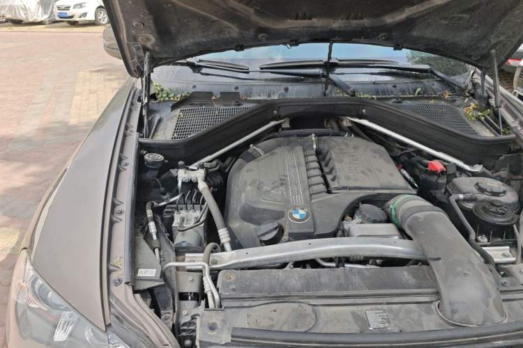 Used BMW X5 2011 xDrive35i Luxury Edition Engine Bay Right