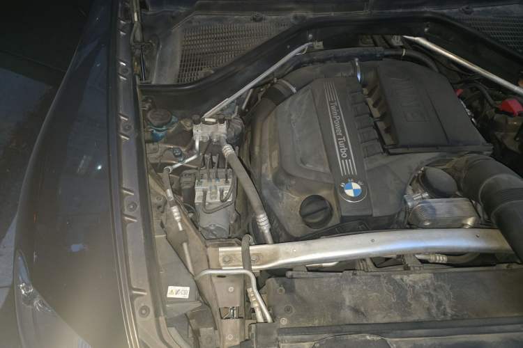 Used BMW X5 2011 xDrive35i Leading Model Engine Bay Right