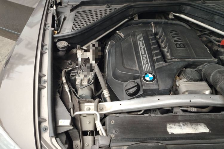 Used BMW X5 2011 xDrive35i U.S. specification Engine Bay Right