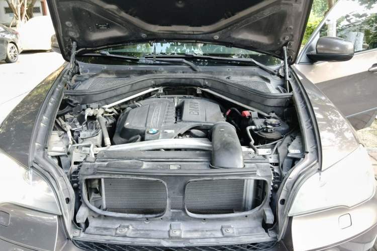 Used BMW X5 2011 xDrive35i Leading Model Engine Bay