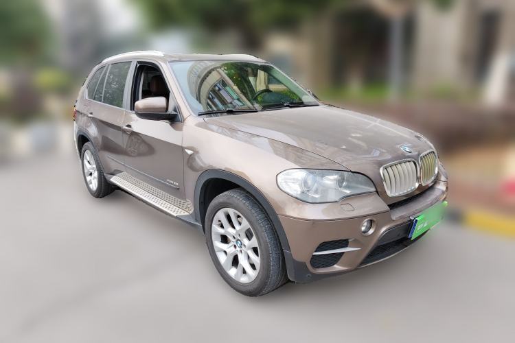 Used BMW X5 2011 xDrive35i Luxury Model Front Right 45 Deg