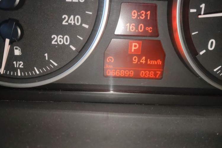 Used BMW X5 2011 xDrive35i Leading Model Odometer Close Up
