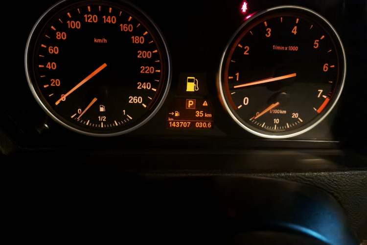 Used BMW X5 2011 xDrive35i Leading Model Odometer Close Up