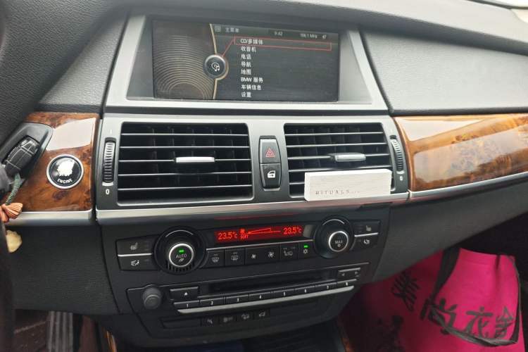 Used BMW X5 2011 xDrive35i Leading Model Odometer Close Up
