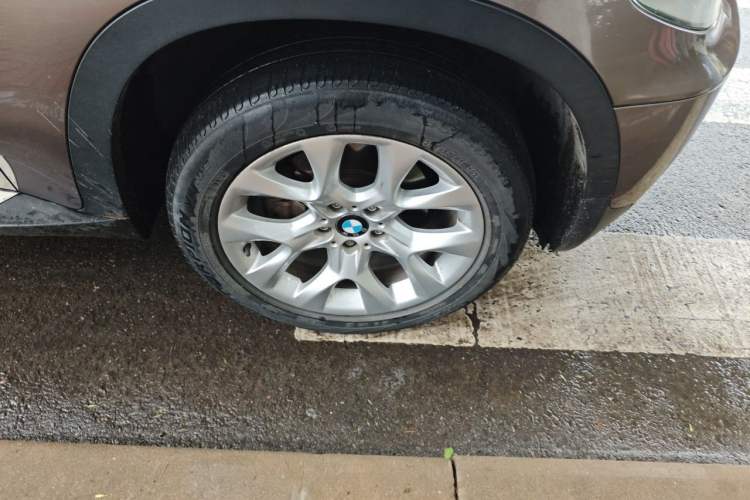 Used BMW X5 2011 xDrive35i Luxury Model Right Front Wheel Hub