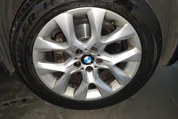 Used BMW X5 2011 xDrive35i Luxury Model Right Front Wheel Hub