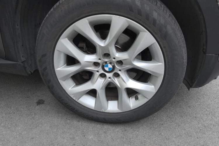 Used BMW X5 2011 xDrive35i Luxury Model Right Front Wheel Hub