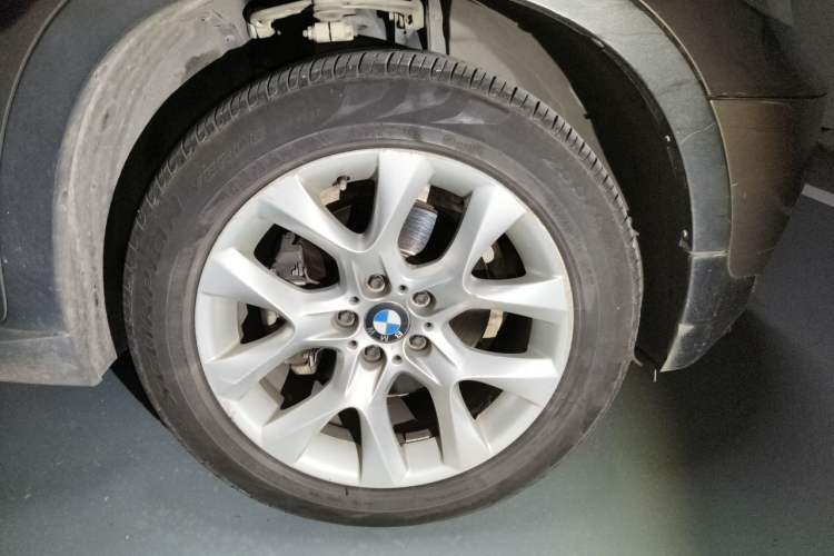 Used BMW X5 2011 xDrive35i Luxury Model Right Front Wheel Hub