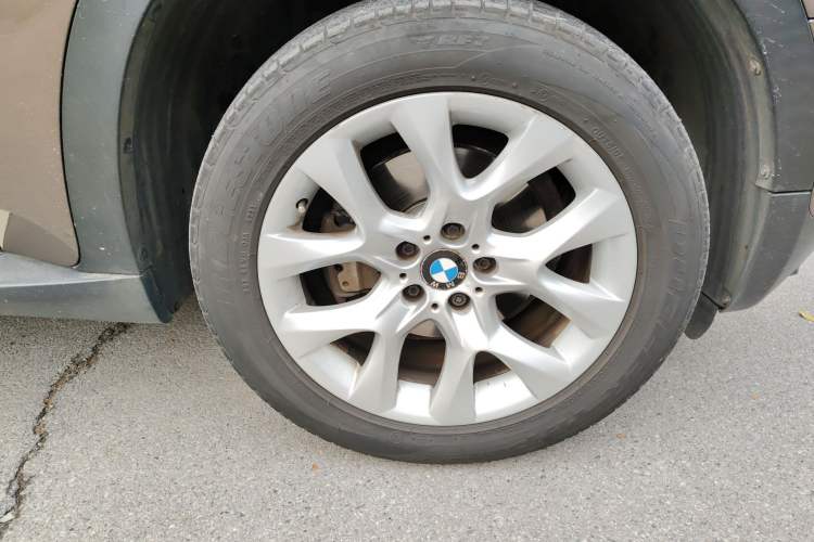 Used BMW X5 2011 xDrive35i Luxury Model Right Front Wheel Hub