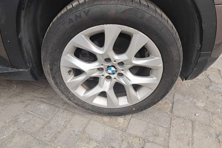 Used BMW X5 2011 xDrive35i Luxury Model Right Front Wheel Hub
