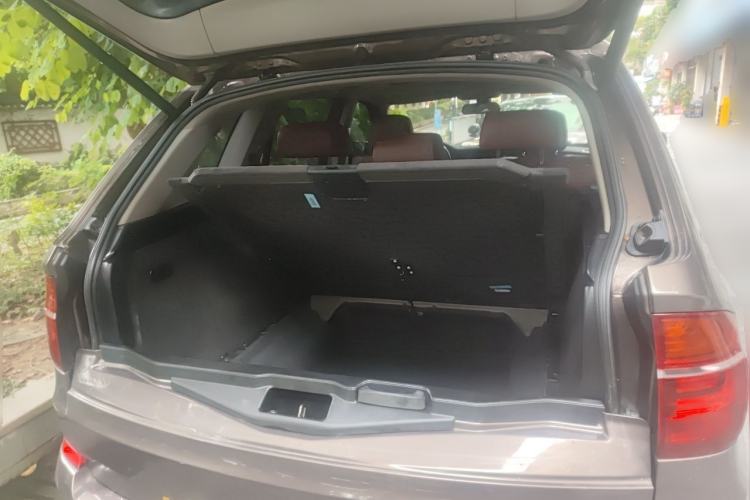 Used BMW X5 2011 xDrive35i Leading Model Trunk