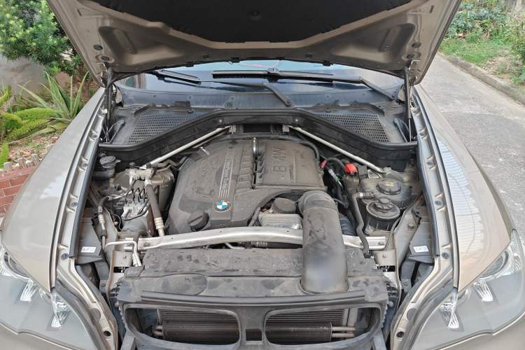 Used BMW X5 2011 xDrive35i U.S. specification Engine Bay