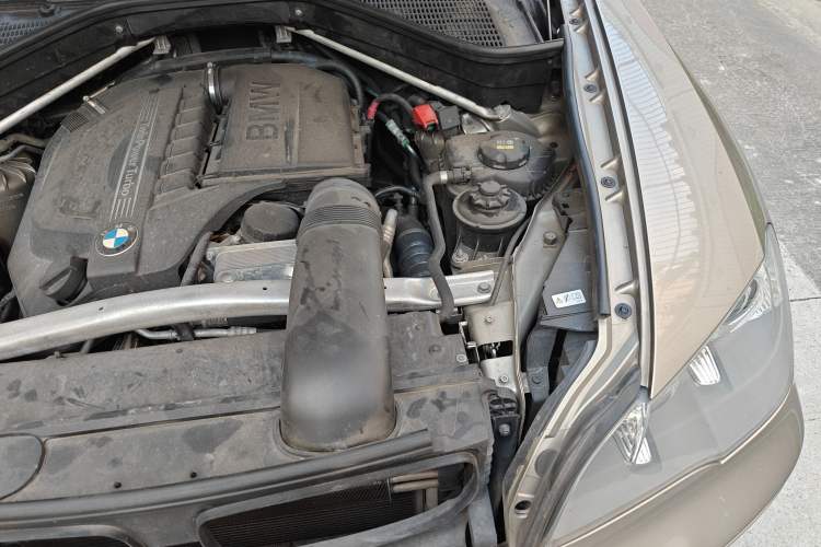 Used BMW X5 2011 xDrive35i U.S. specification Engine Bay Left