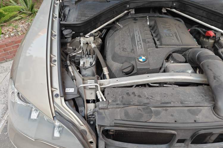 Used BMW X5 2011 xDrive35i U.S. specification Engine Bay Right