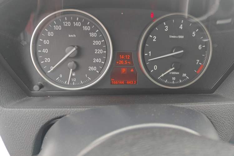 Used BMW X5 2011 xDrive35i Leading Model Odometer Close Up