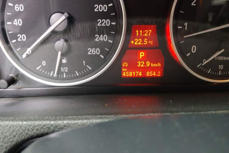 Used BMW X5 2011 xDrive35i Leading Model Odometer Close Up