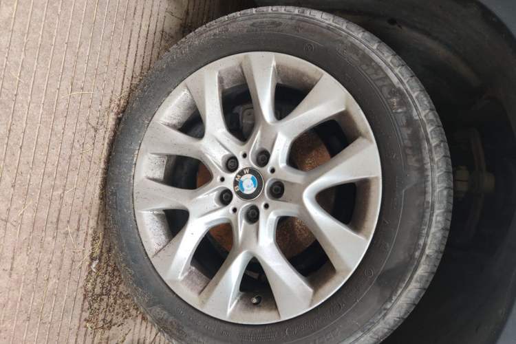 Used BMW X5 2011 xDrive35i Luxury Model Right Front Wheel Hub