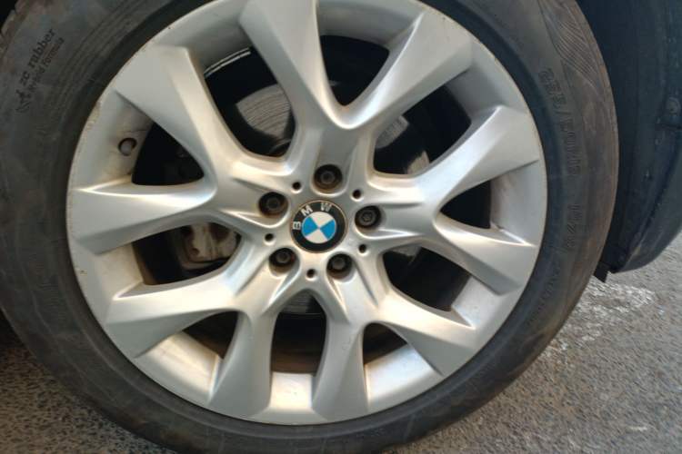 Used BMW X5 2011 xDrive35i Luxury Model Right Front Wheel Hub