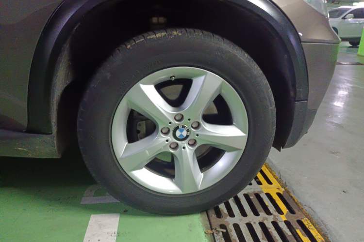 Used BMW X5 2011 xDrive35i Leading Model Right Front Wheel Hub