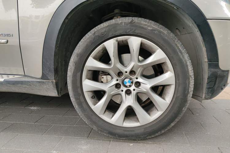 Used BMW X5 2011 xDrive35i Luxury Model Right Front Wheel Hub