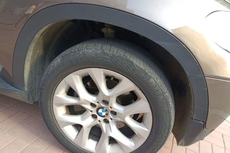 Used BMW X5 2011 xDrive35i Luxury Model Right Front Wheel Hub