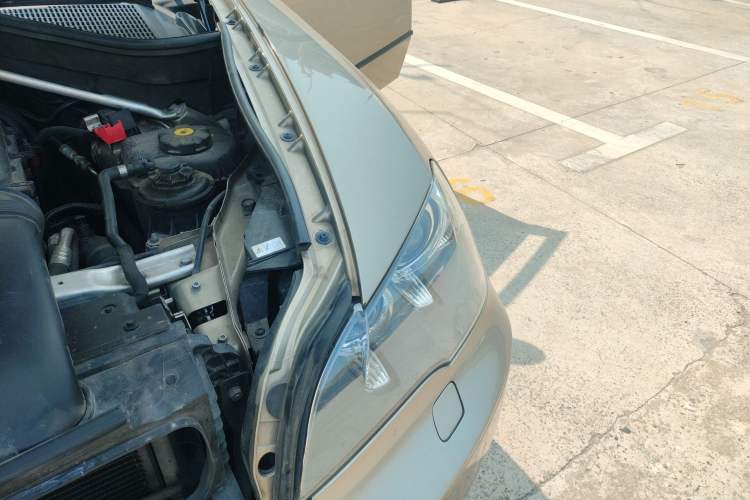 Used BMW X5 2011 xDrive35i Luxury Model Engine Bay Left