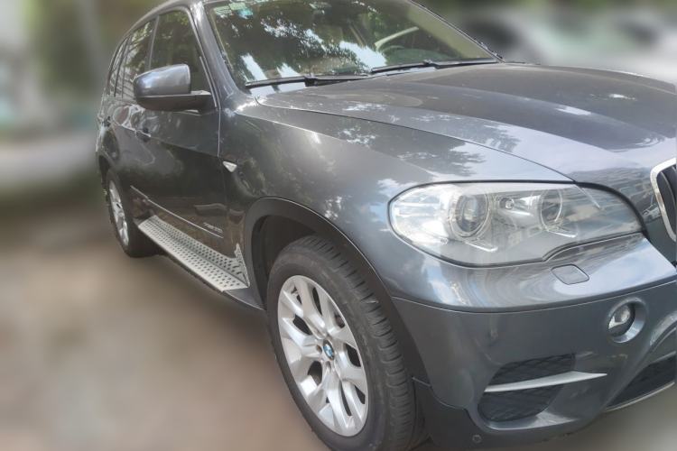 Used BMW X5 2011 xDrive35i Luxury Edition Front Right 45 Deg