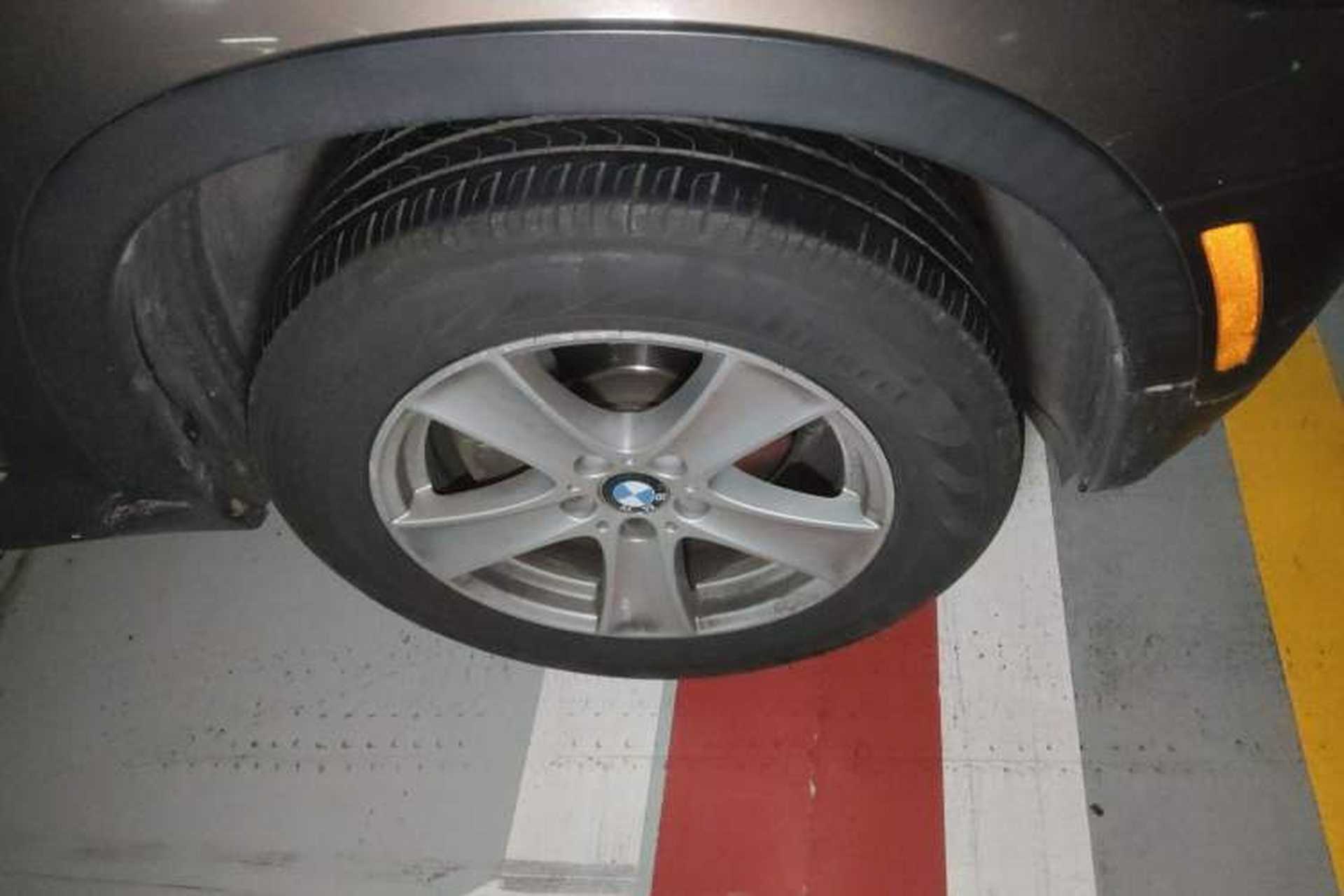 Used BMW X5 2011 xDrive35i U.S. specification Right Front Wheel Hub