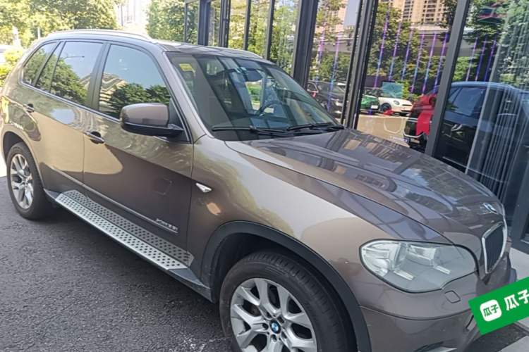 Used BMW X5 2011 xDrive35i Luxury Model Front Right 45 Deg