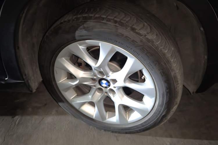 Used BMW X5 2011 xDrive35i Luxury Model Right Front Wheel Hub