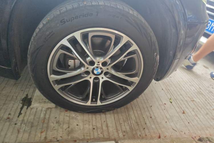Used BMW X5 2011 xDrive35i M Sport model Right Front Wheel Hub