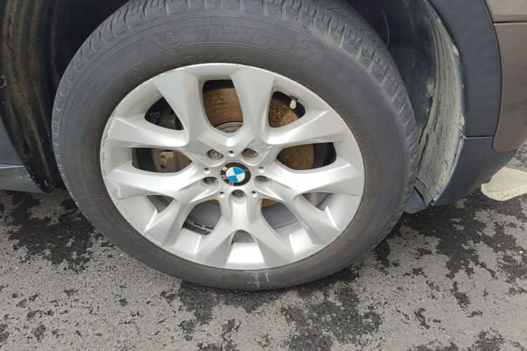 Used BMW X5 2011 xDrive35i Luxury Model Right Front Wheel Hub