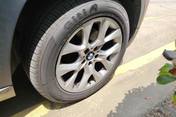 Used BMW X5 2011 xDrive35i Luxury Model Right Front Wheel Hub