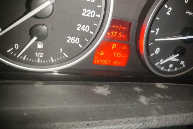 Used BMW X5 2011 xDrive35i Leading Model Odometer Close Up