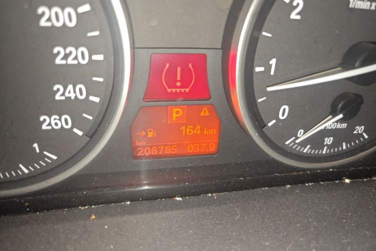 Used BMW X5 2011 xDrive35i Leading Model Odometer Close Up
