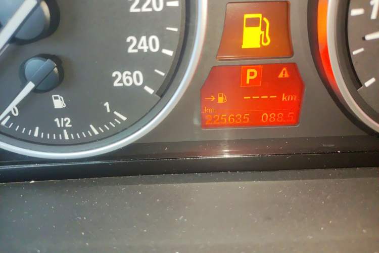 Used BMW X5 2011 xDrive35i Leading Model Odometer Close Up