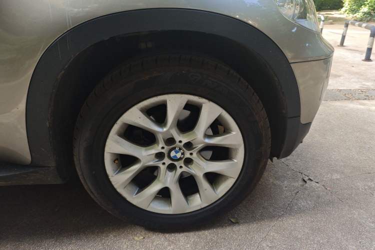 Used BMW X5 2011 xDrive35i Luxury Model Right Front Wheel Hub