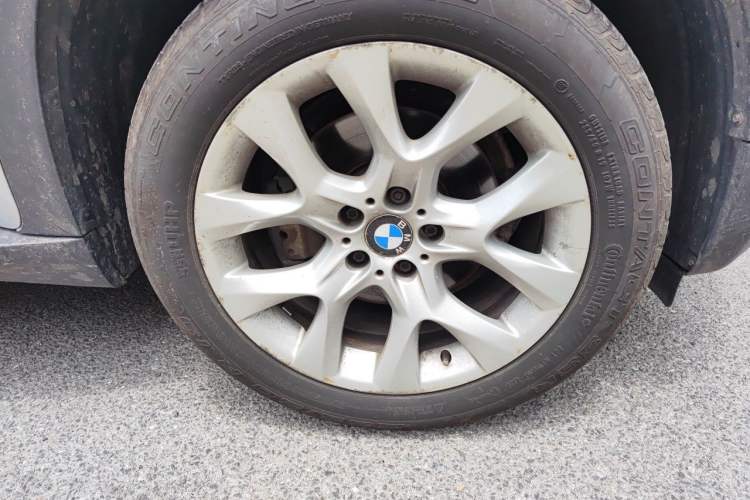 Used BMW X5 2011 xDrive35i Luxury Model Right Front Wheel Hub