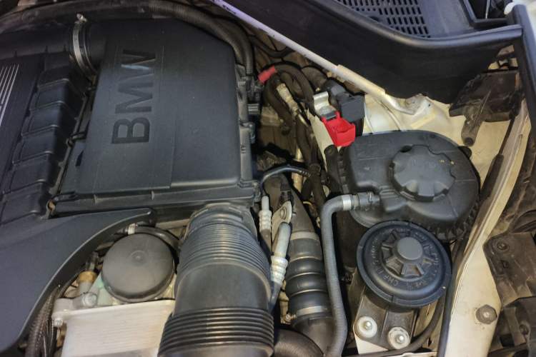 Used BMW X5 2011 xDrive35i U.S. specification Engine Bay Left
