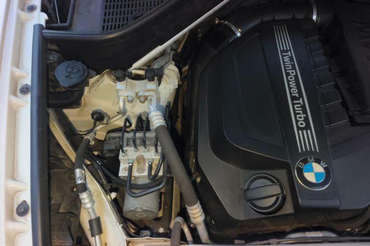 Used BMW X5 2011 xDrive35i U.S. specification Engine Bay Right