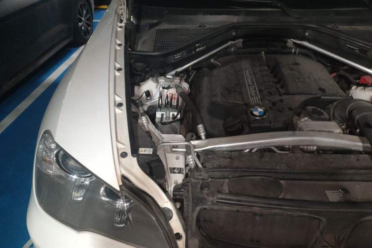 Used BMW X5 2011 xDrive35i Middle East version 5-seater Engine Bay Right