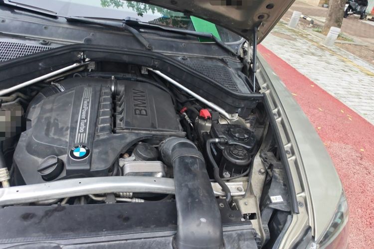 Used BMW X5 2011 xDrive35i U.S. specification Engine Bay Left