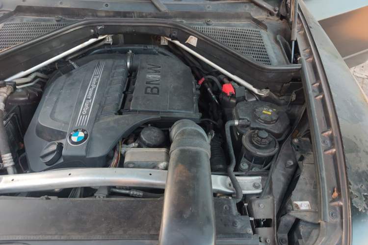 Used BMW X5 2012 xDrive35i U.S. specification Engine Bay Left