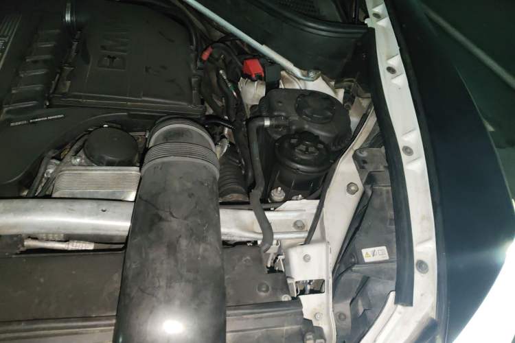 Used BMW X5 2012 xDrive35i U.S. specification Engine Bay Left