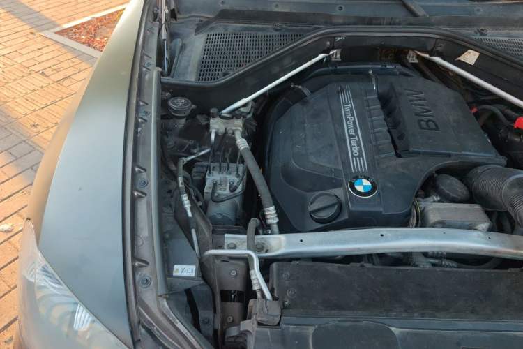 Used BMW X5 2012 xDrive35i U.S. specification Engine Bay Right