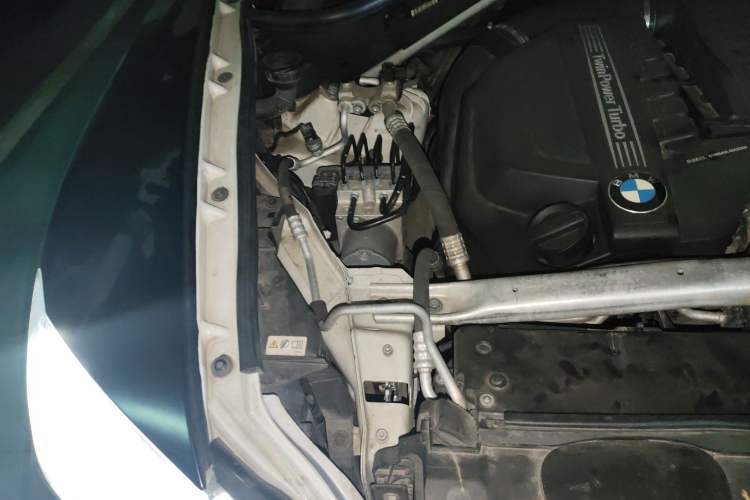 Used BMW X5 2012 xDrive35i U.S. specification Engine Bay Right
